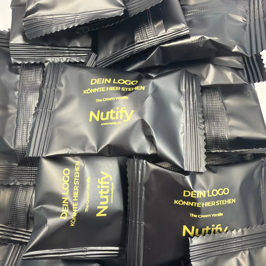 The Cream Vanille – anthrazitfarbene Keksverpackungen mit goldenem Beispieldruck