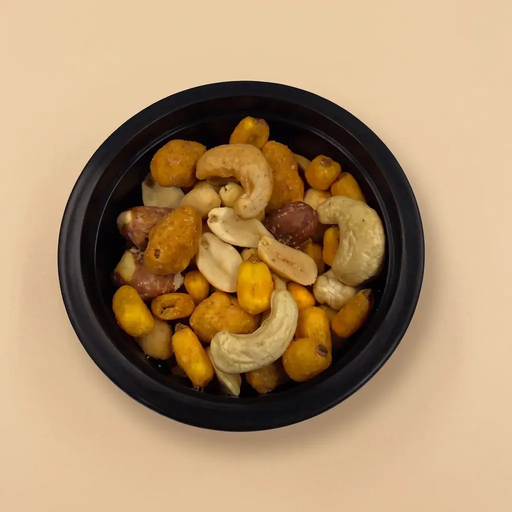 The Classic – Nuss-Mix mit Cashews, Erdnüssen, Maiskernen und Paprika-Erdnüssen in der offenen Schale von oben